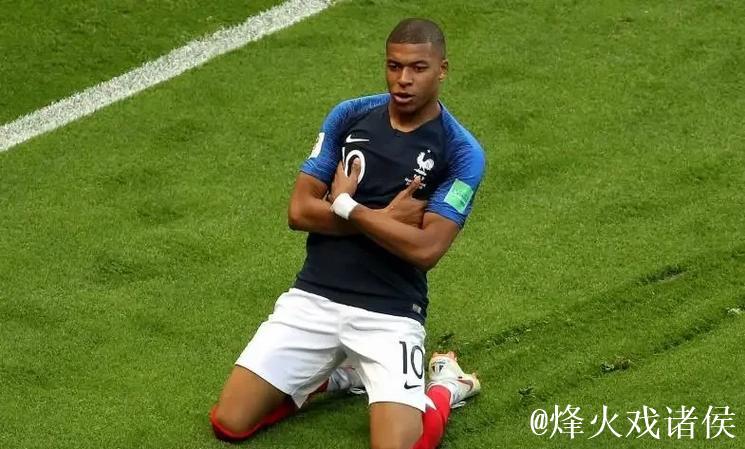 姆巴佩晒手拿全场MVP奖杯和比赛用球照片：团结