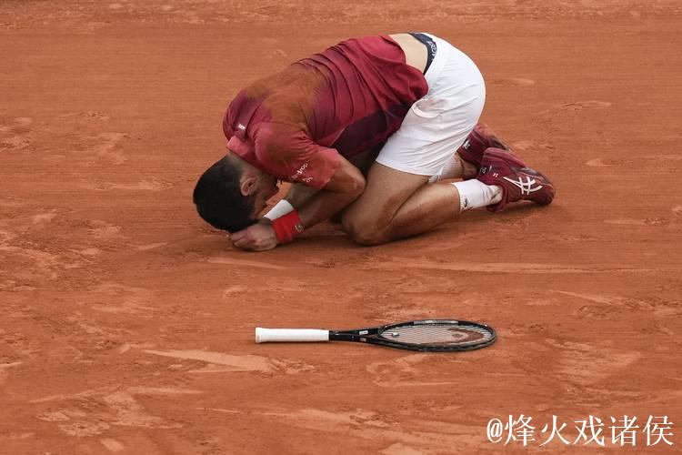 约维奇扣篮被犯规平摔落地，手肘受伤已被护臂包裹离场治疗